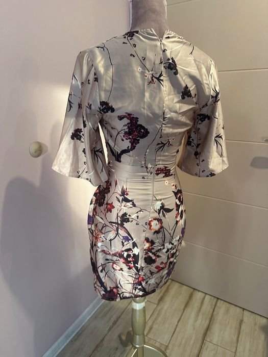 Рокля сатенена на цветя