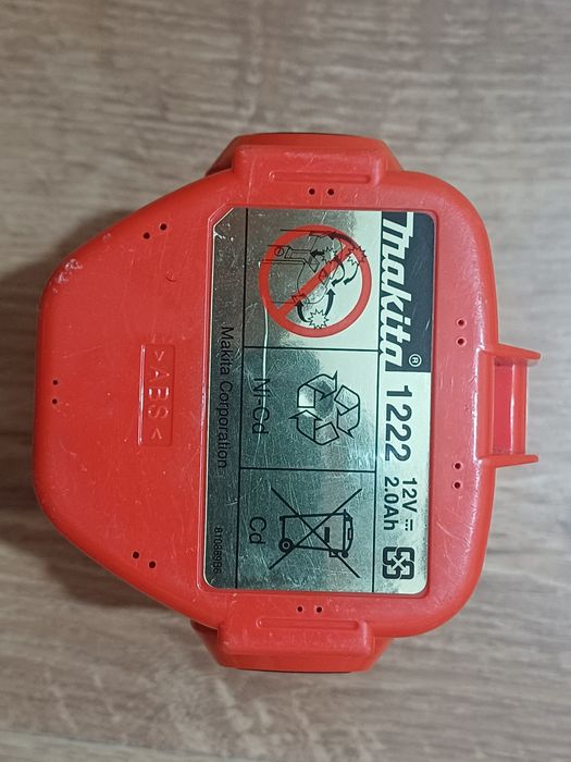 Baterie Makita 12v,  2A  1222 in stare foarte buna


#11