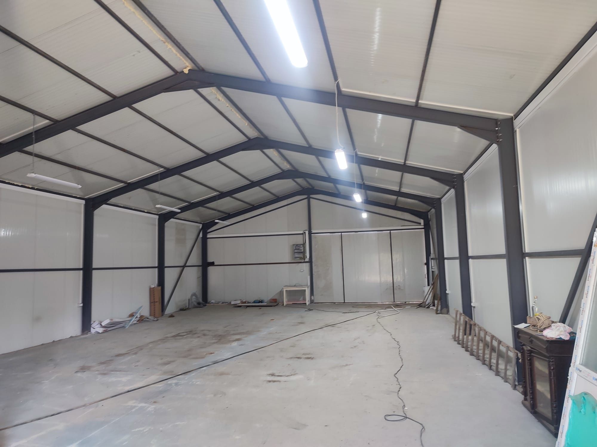 Hala 200 m +650m teren aferent ideal pentru ori ce activitate,