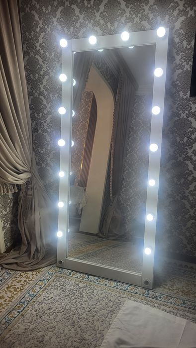 Напольное зеркало в отличном состоянии