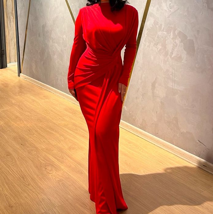 Красное вечернее платье