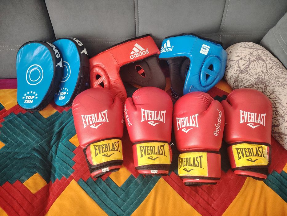 Шлем, бокс. Перчатки. Лапы