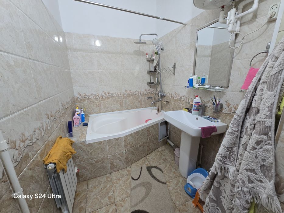 3 xonalik uy barca jixozlari bilan sotiladi