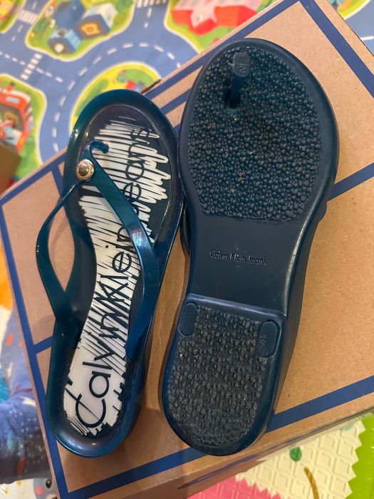 Slapi marca Calvin Klein