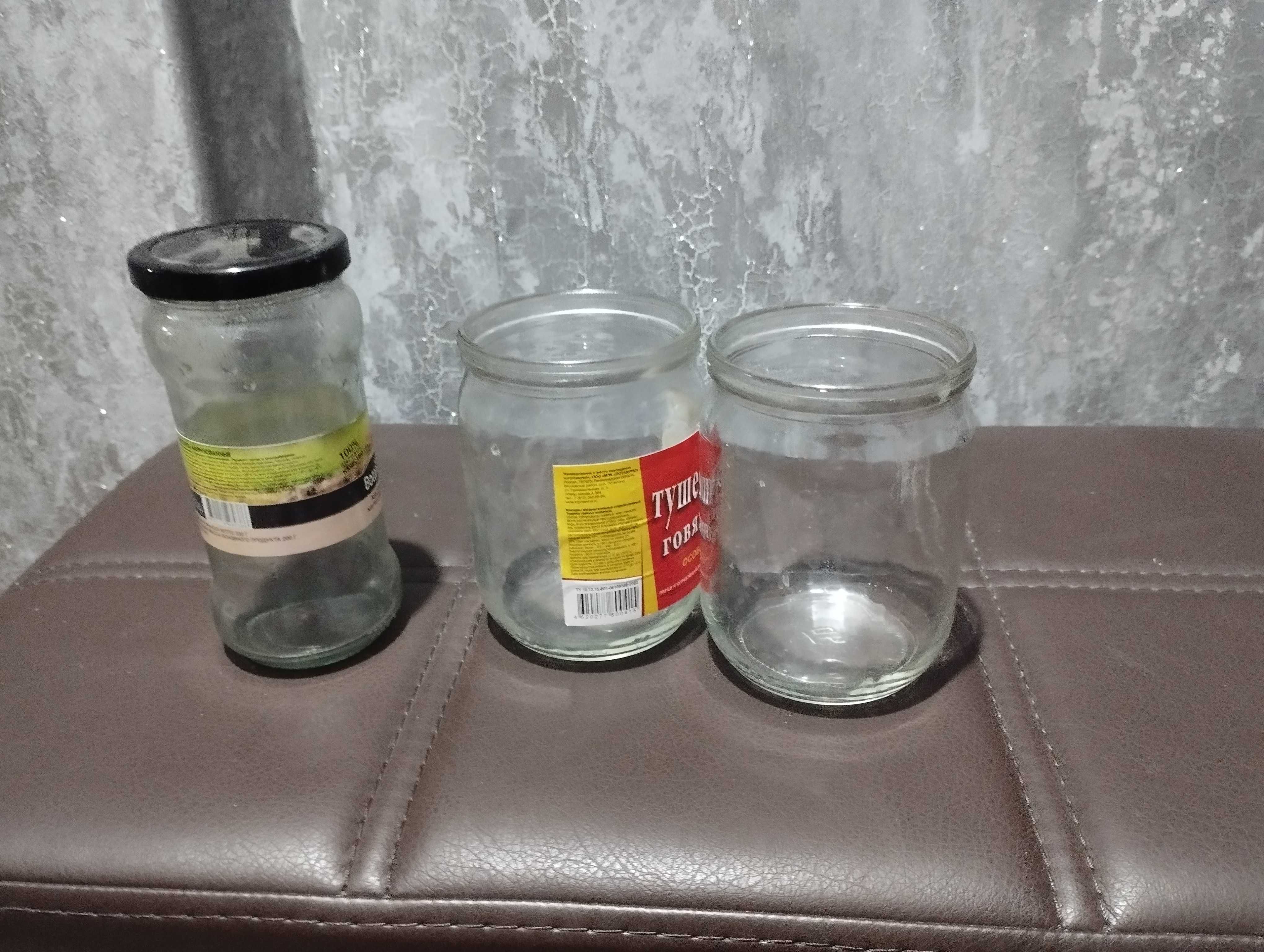 Банки стеклянные разные.
