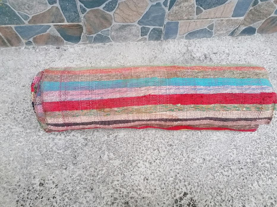 covor tradițional țărănesc cusut la război de cusut.