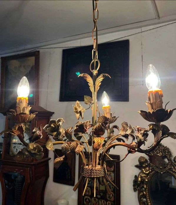Candelabru vintage metalic cu flori și frunze aurii