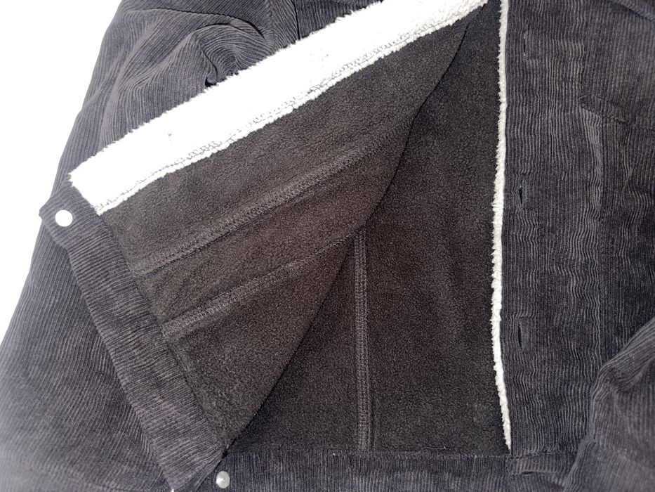 Продается осенняя куртка на мальчика 7-8 лет.