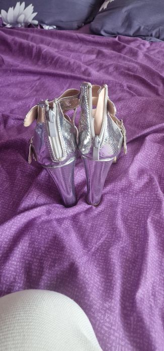 Vând sandale cu toc