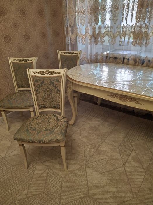 Стол со стульями