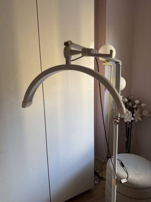 Lampa semiluna cu suport pentru telefon