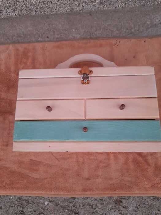 Дървена кутия за бижута