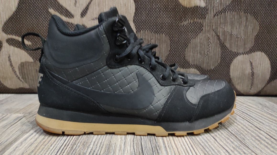 Маратонки NIKE .