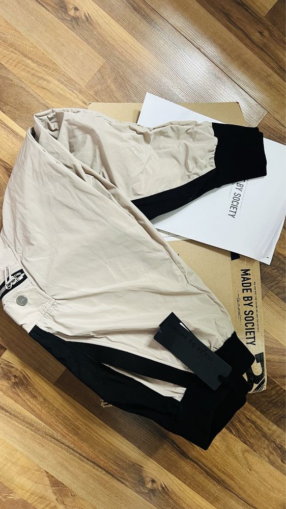 Pantaloni damǎ bej XS Made By Society noi cu eticheta
