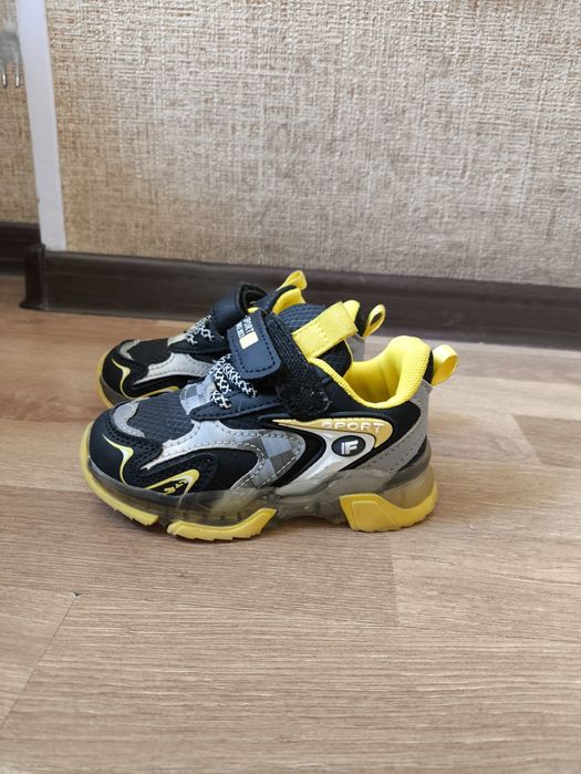 Кроссовки детские.  Состояние отличное. Размер 23 . Б.У.