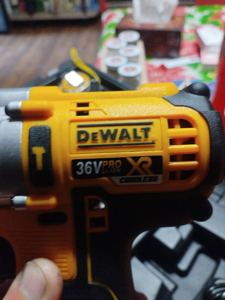 Продавам винтоверт DeWALT (деволт)