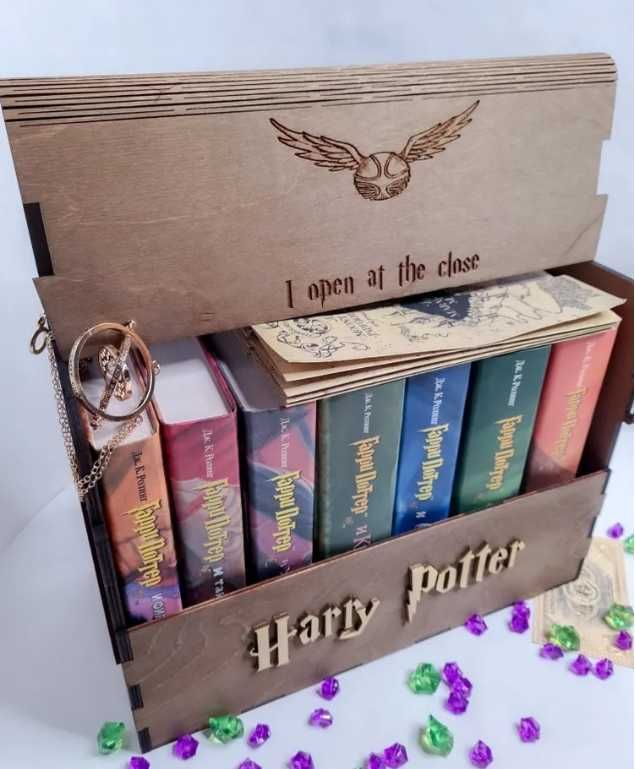 Книги Гарри Поттер в деревянном сундуке