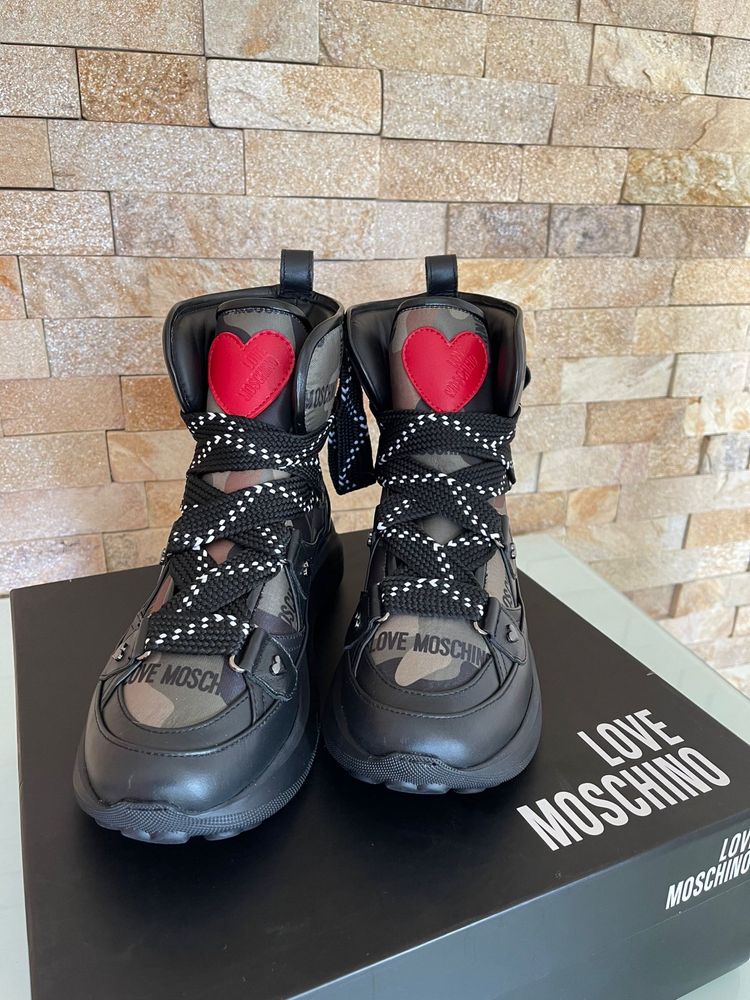 НОВИ Оригинални обувки MOSCHINO