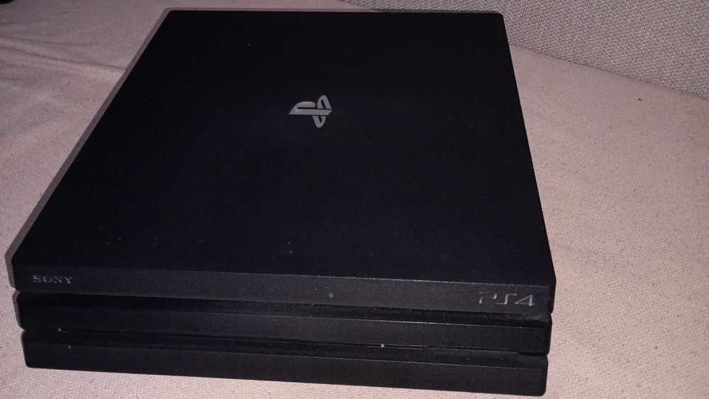 Vand Playstation 4 Pro si 9 jocuri