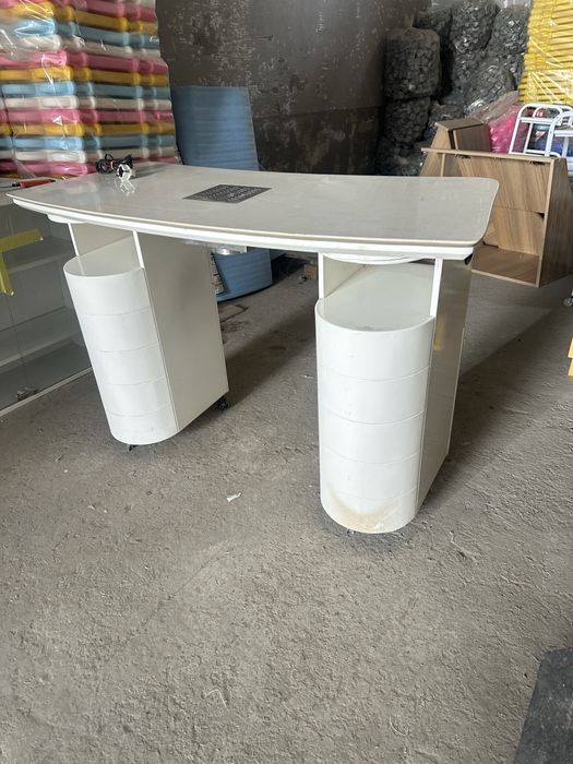 Электрический маникюрный стол в среднем состоянии