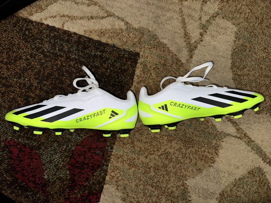 Футболни бутонки Adidas чисто нови ,номер 36.5 .