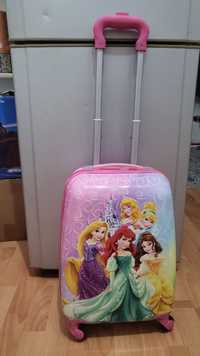 Продам чемодан детской
