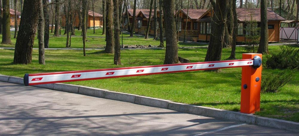 Установка автоматических шлагбаумов