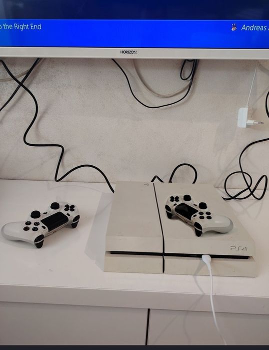 PlayStation 4 slim alb cu 3 jocuri +2 controllere
