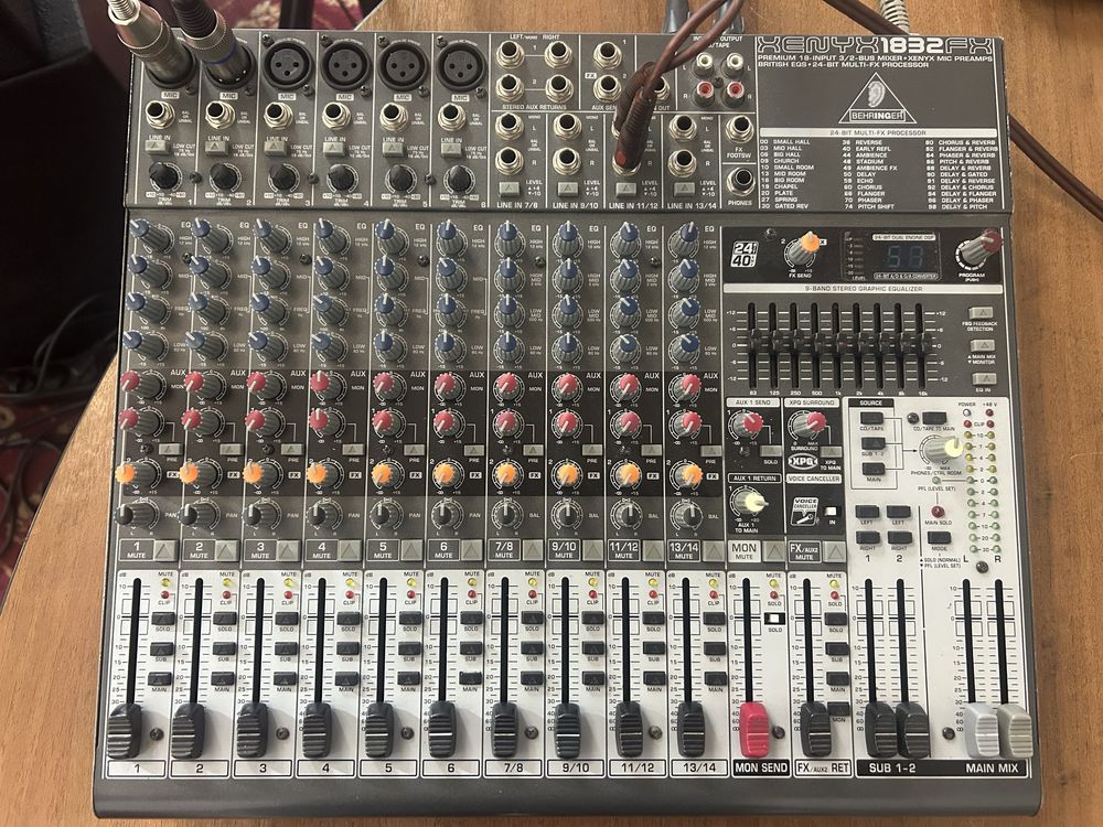 Продаётся 18-канальный микшерный пульт Behringer XENYX X1832