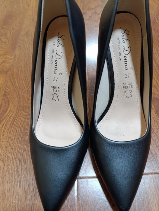 Vând pantofi stiletto noi de piele