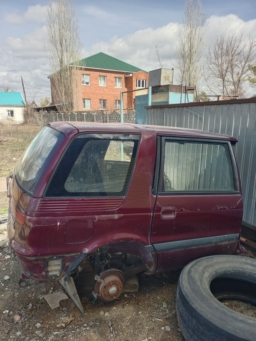 Mitsubishi space wagon