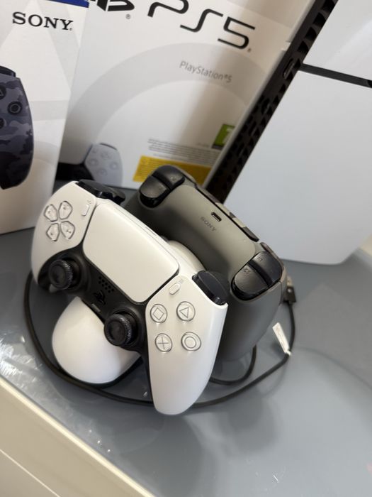 PlayStation 5 - с 2 джоистика и поставка /зарядно/ за тях - в Гаранция
