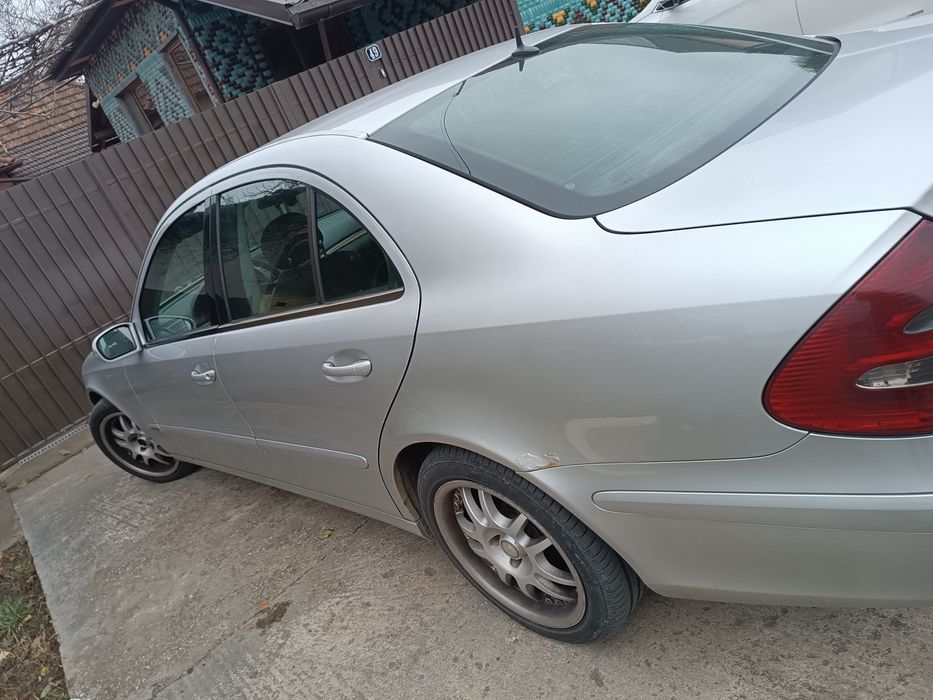 Vând Mercedes E class