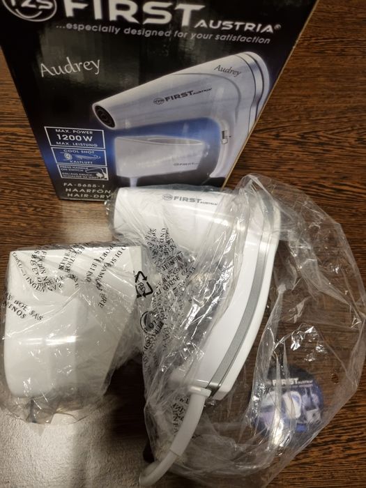 Uscător de păr cu suport de perete pentru baie