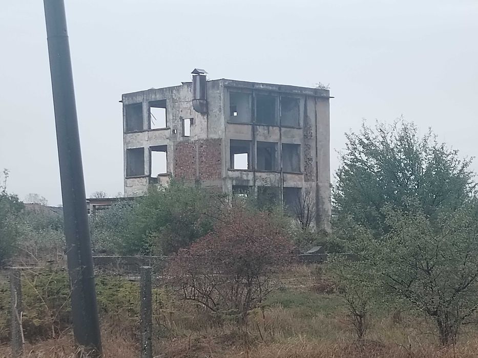 Сгради в промишлена зона в регулация