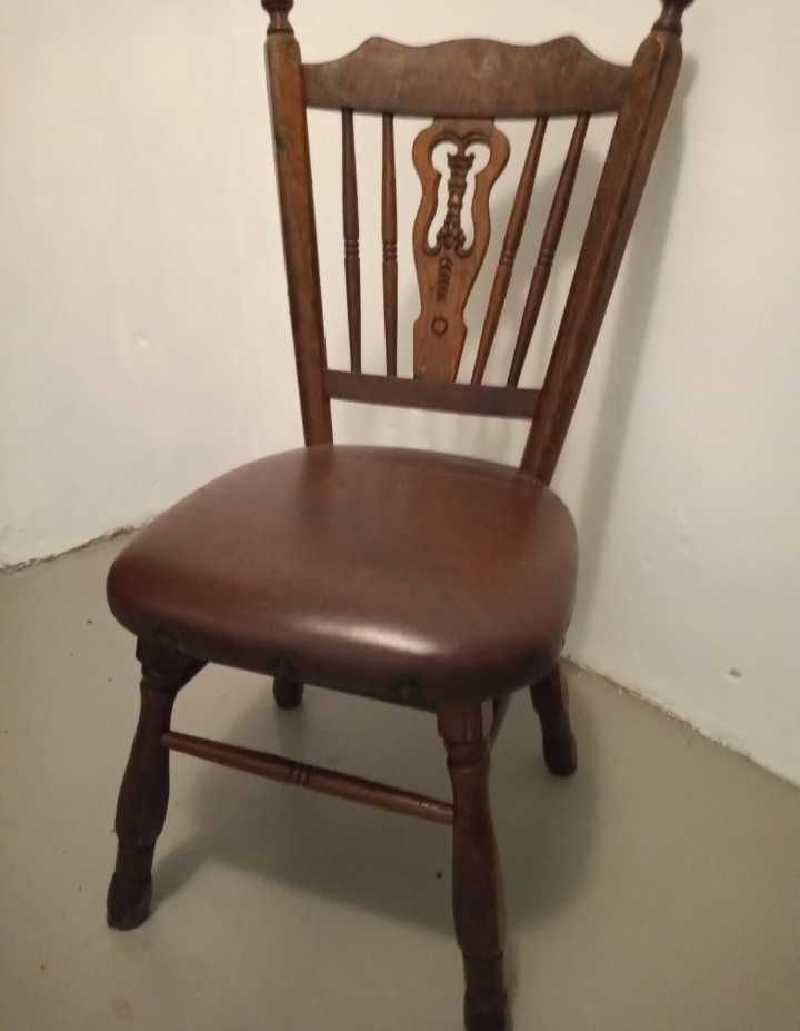 Старинен дървен стол с кожена облицовка. Внос Франция