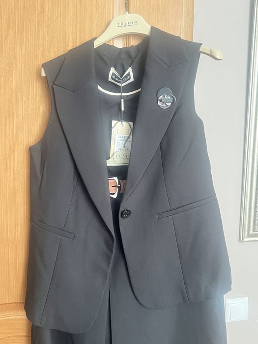 Продеает двойка классическая с юбкой