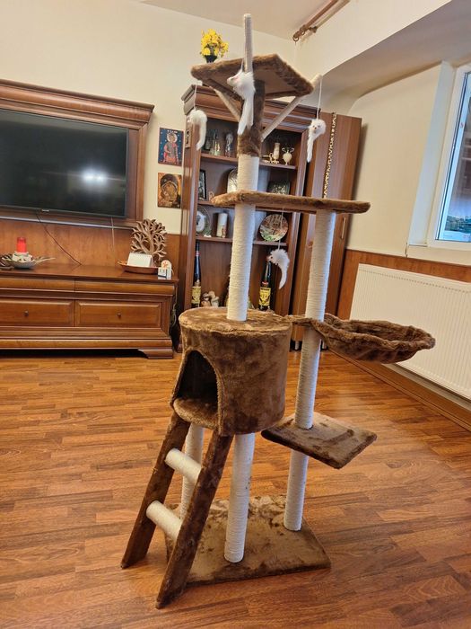 Vand loc de joaca pentru pisica NOU