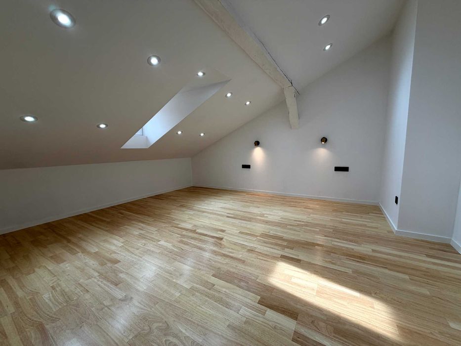 Реновиран мезонет с 3 спални и кабинет в центъра на София