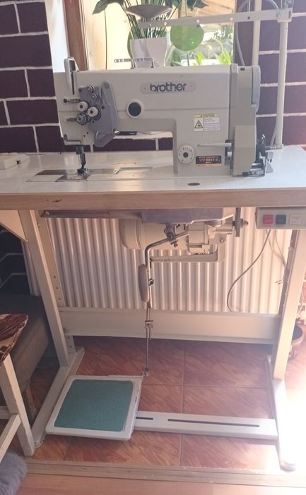 Masina de cusut BROTHER cu 2 ace escamotabila, pentru subtire si gros