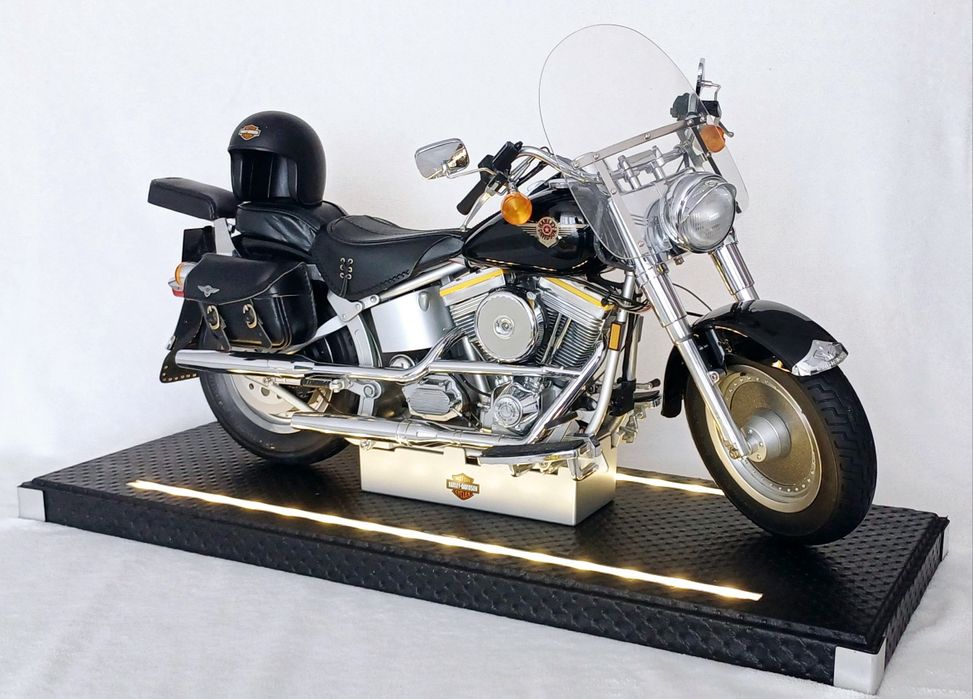 Vitrine machete auto, navomodele si aeromodele