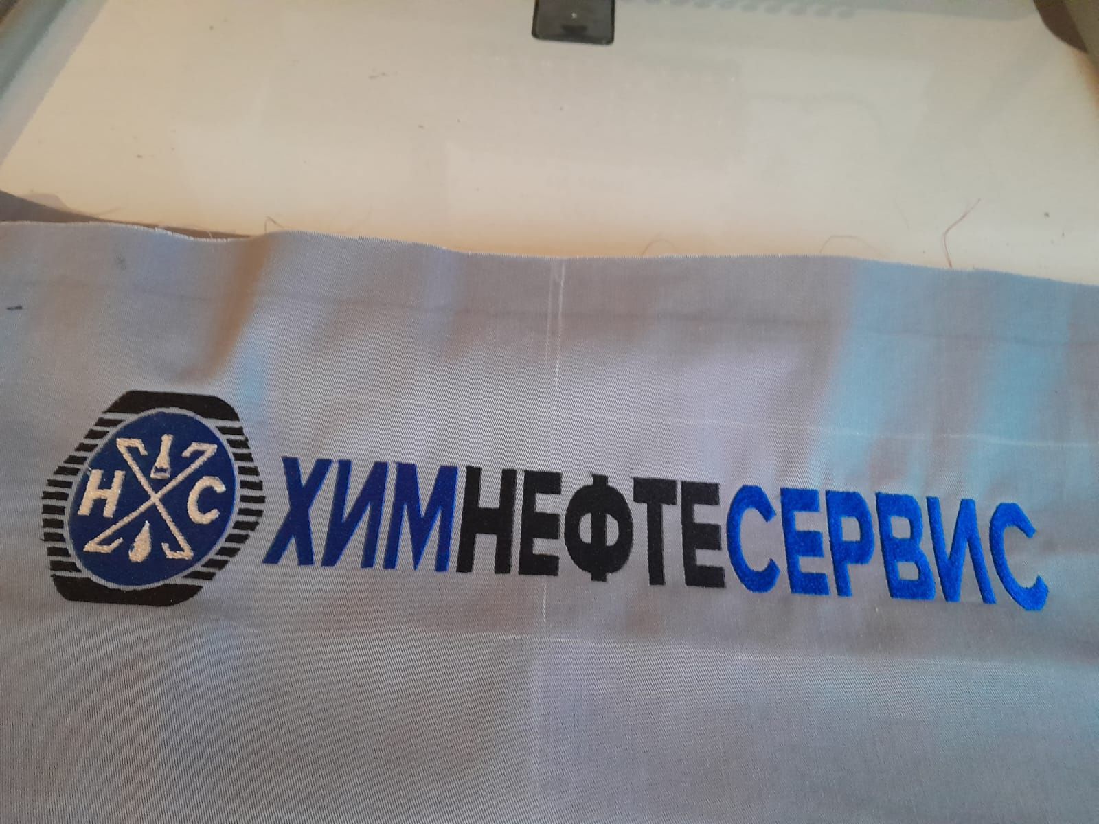 Принт на одежде дтф печать и вышивка  логотипов