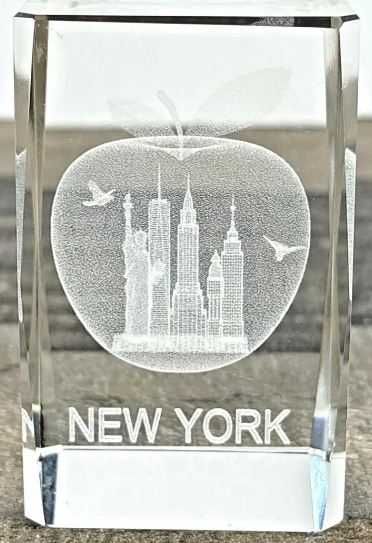 Кристална статуя ингравирана с 3д лазер