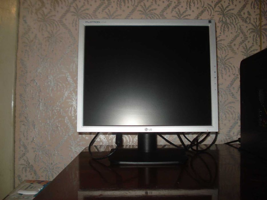 Monitor LCD marca LG Flatron L1718S 1280x1024 + cabluri