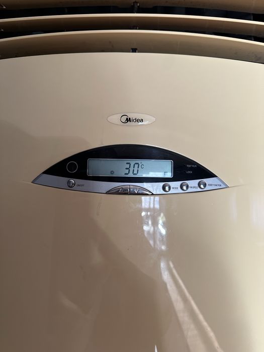 Климатик колона Мидеа