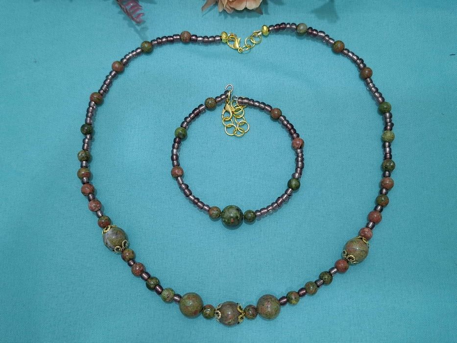 Комплекти колие + гривна с минерални камъни