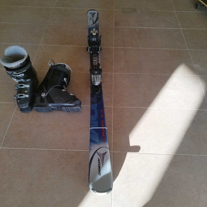 2 чифта ски и ски обувки към тях