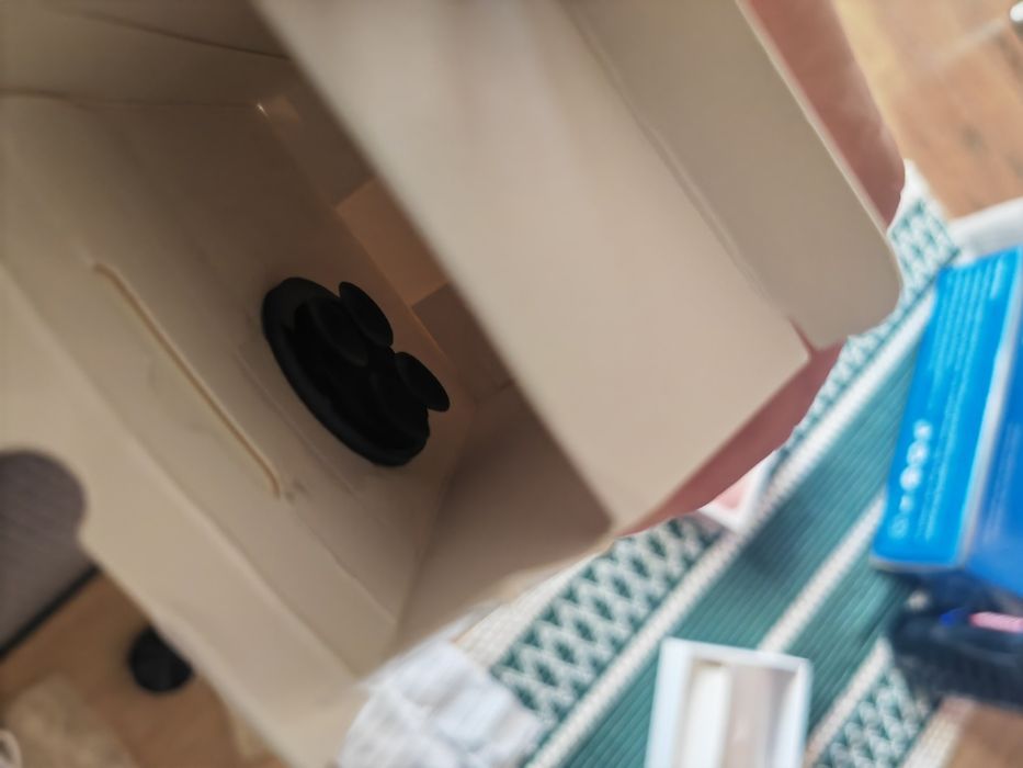 Vând miniboxa wireless resonance speaker