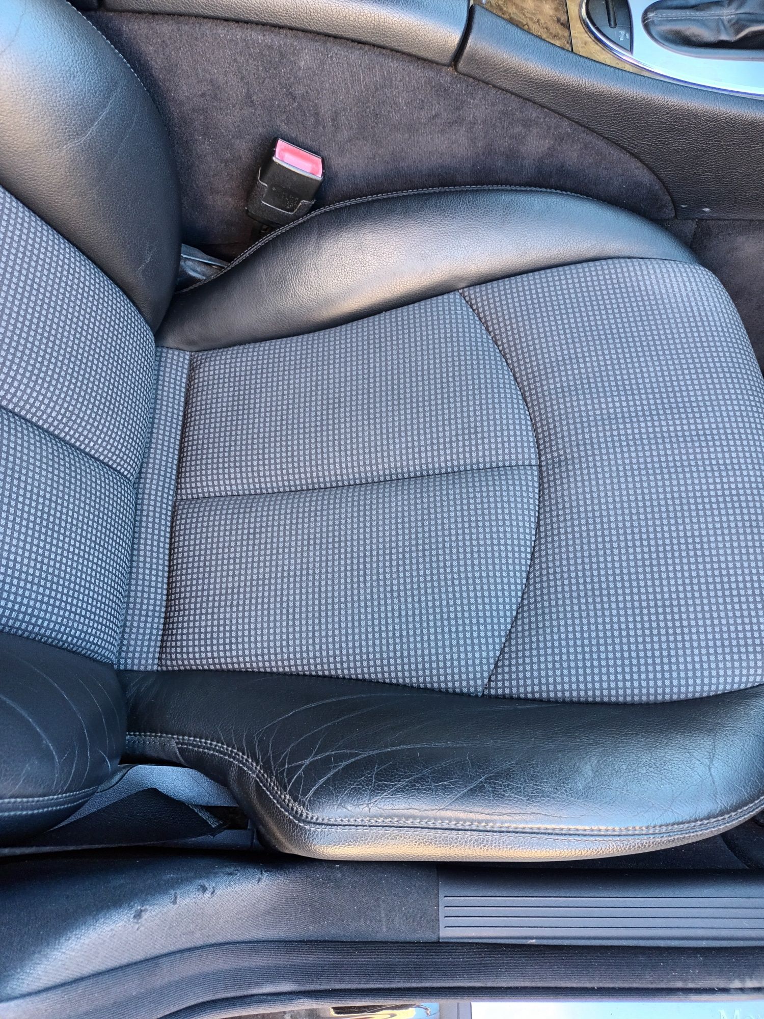 Продавам Мерцедес Е 320 CDI.