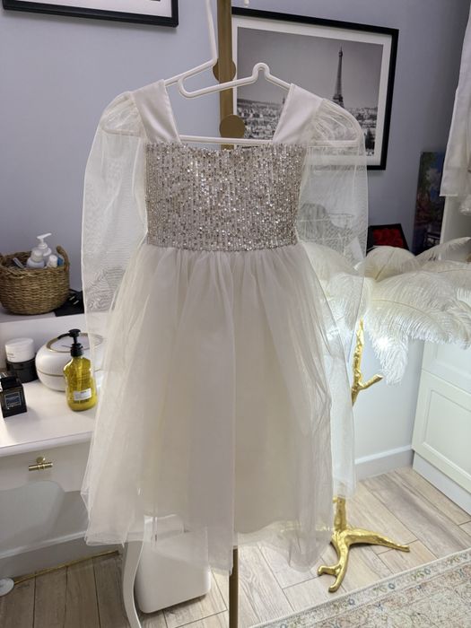 Детское платье, цвет беж, состояниее идеальное.